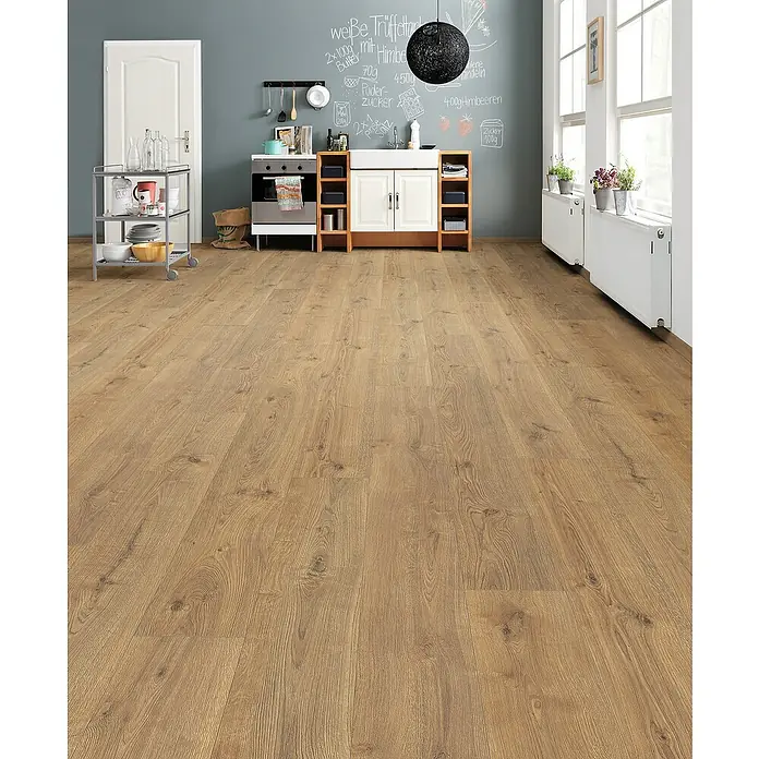 Living by Haro Laminatmuster Gigante Eiche Calgary Natur - 200 x 243 x 8 mm, Landhausdiele - Bodenbelag aus hellem Laminat mit Holzoptik in einem hellen Raum. Die Diele ist strapazierfähig und pflegeleicht.