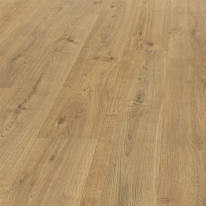 Living by Haro Laminatmuster Gigante Eiche Calgary Natur - 200 x 243 x 8 mm, Landhausdiele - Nahaufnahme eines Laminatbodens in warmen Brauntönen, der eine natürliche Holzoptik mit Maserung und Astlöchern imitiert.