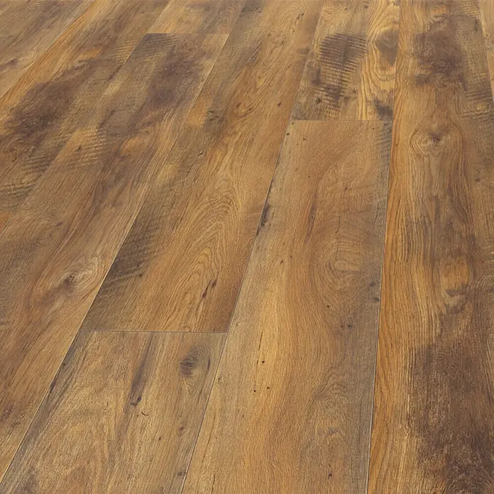 Living by Haro Laminatmuster Gigante Eiche Fattoria - 200 x 243 x 8 mm, Landhausdiele - Bild einer neuen Bodenfläche aus Laminat mit Holzstruktur in warmen Brauntönen, die ein natürliches Ambiente schafft.
