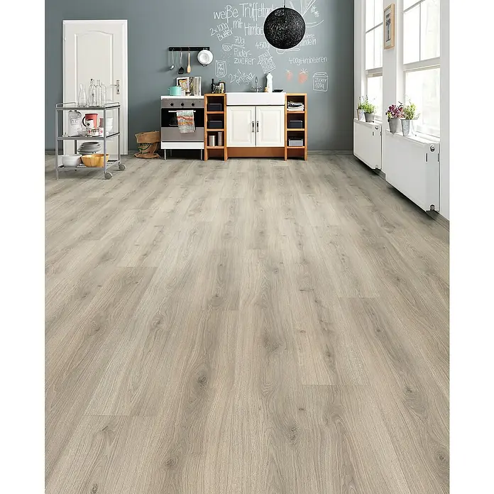 Living by Haro Laminat Gigante - Eiche Laval Grau, Landhausdiele, 2.200 x 243 x 8 mm - Helle Holzboden-Optik: Elegantes Laminat in einem Raum mit Küchenzeile und viel Tageslicht für ein freundliches Ambiente.