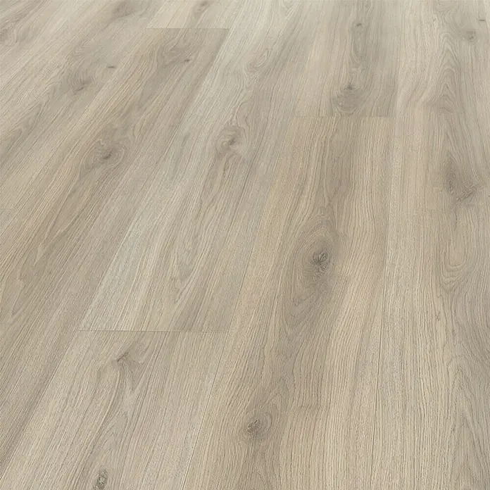 Living by Haro Laminat Gigante - Eiche Laval Grau, Landhausdiele, 2.200 x 243 x 8 mm - Detailaufnahme eines hellen Laminatbodens mit Holzmaserung, der eine moderne und natürliche Ästhetik vermittelt.