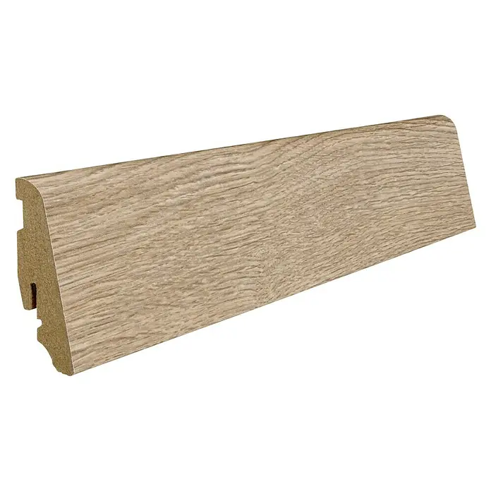 Living by Haro Sockelleiste Eiche Savona - 220 cm x 19 mm x 58 mm, MDF - Ein einzelnes Sockelleistenprofil in Eichenholzoptik, das sich ideal für moderne Wohnräume eignet. Die Leiste bietet einen sauberen Übergang zwischen Wand und Boden.