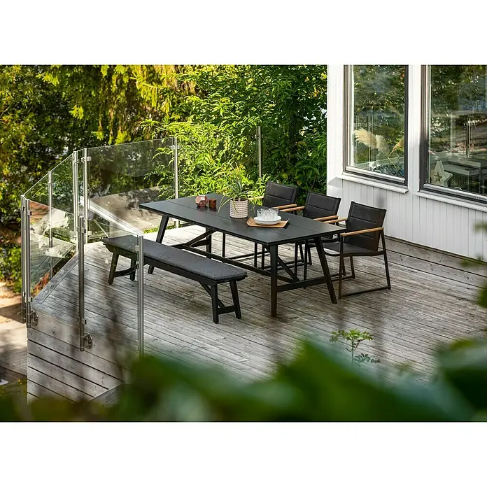 SENSUM Gartenstuhl Bergby - Natur, Schwarz, B x T x H: 58 x 70 x 84 cm - Elegante schwarze Essgruppe mit Tisch, Bank und Stühlen für den Außenbereich, perfekt für stilvolle Zusammenkünfte im Freien.