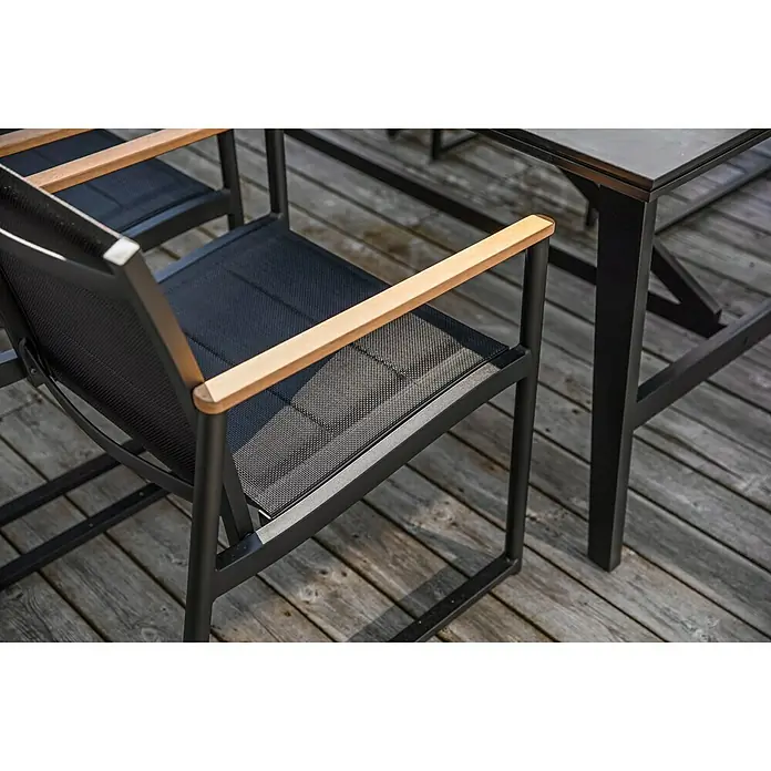 SENSUM Gartenstuhl Bergby - Natur, Schwarz, B x T x H: 58 x 70 x 84 cm - Detailaufnahme eines schwarzen Gartenstuhls mit Holzarmlehnen, Teil eines Ensembles auf einer Holzterrasse.