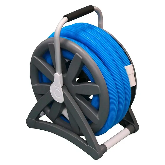 Malibu Schlauchtrommel mit Poolschlauch - Länge: 13 m, Nennweite Schlauchanschluss: Ø 38 mm - Ein blauer Schwimmbadschlauch auf einer grauen Schlauchhaspel mit schwarzem Griff, ideal für die Poolreinigung.