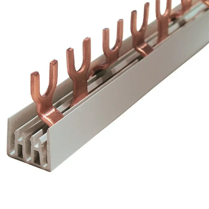 Pollmann Gabelschiene Universal - 3 Stk., 210 mm - Eine Hutschiene mit montierten Gabelverbindern für eine sichere und effiziente Stromverteilung in Schaltschränken.