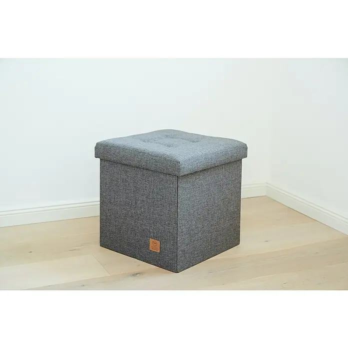 Store It Premium Hocker mit Stauraum Home - L x B x H: 38 x 38 x 38 cm, Grau - Grauer Stoff-Aufbewahrungshocker mit Knopfdetails, ideal für zusätzliche Sitzgelegenheiten und Stauraum.