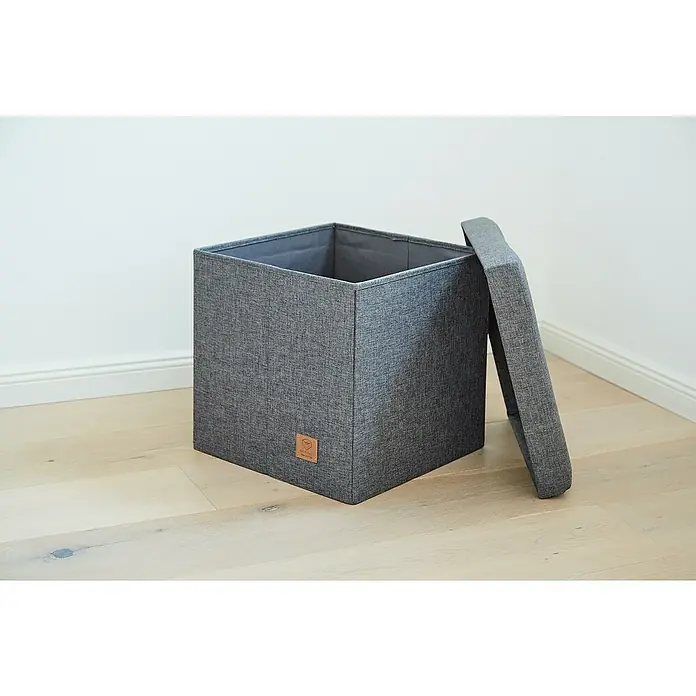 Store It Premium Hocker mit Stauraum Home - L x B x H: 38 x 38 x 38 cm, Grau - Ein grauer, würfelförmiger Aufbewahrungshocker mit abgenommenem Deckel, der sich ideal für die Organisation Ihres Zuhauses eignet.