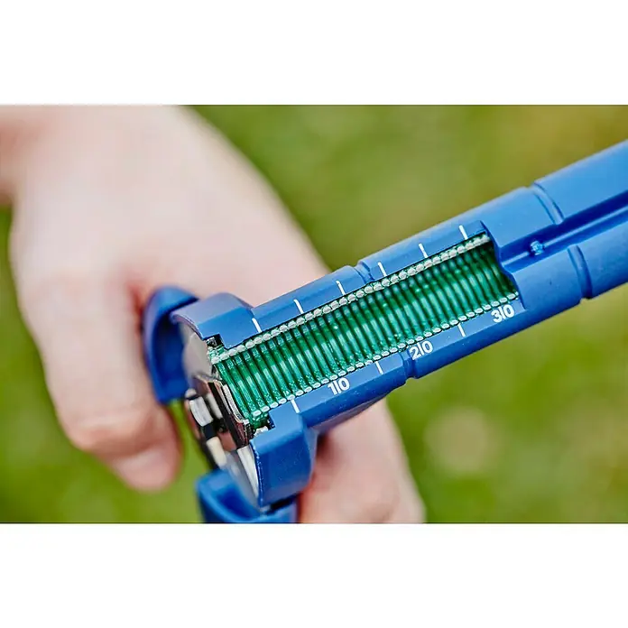 Rapid Zaunzange FP222 - Ohne Ringklammern - Nahaufnahme eines blauen Muskeltrainers mit sichtbarer interner Mechanik und Skala zur Messung der Fortschritte.
