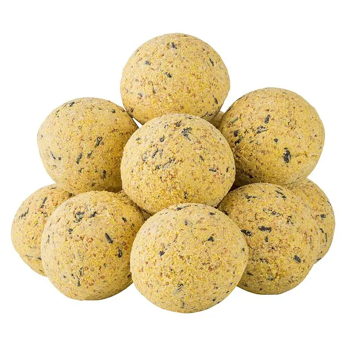 Dobar Meisenknödel - 100 Stk. - Nahaufnahme von einem Stapel gelber, runder Meisenknödel mit Körnern, ideal für die Vogelfütterung im Winter.