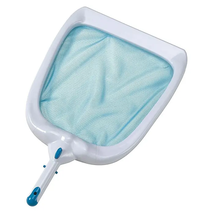 Malibu Laubkescher White - Kunststoff - Nahaufnahme eines weißen Poolskimmers mit blauem Netz, der für die Reinigung von Schwimmbecken verwendet wird.