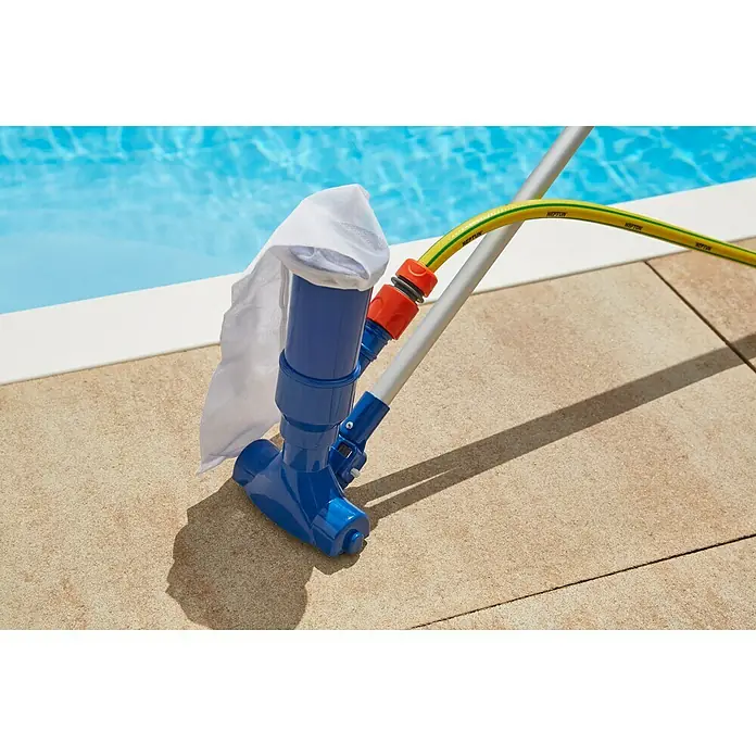 Malibu Poolsauger Pooljet - Manuell, Durchmesser Anschluss: 32 mm - Ein blauer Poolreiniger mit einem weißen Beutel und einem gelben Schlauch steht am Poolrand.