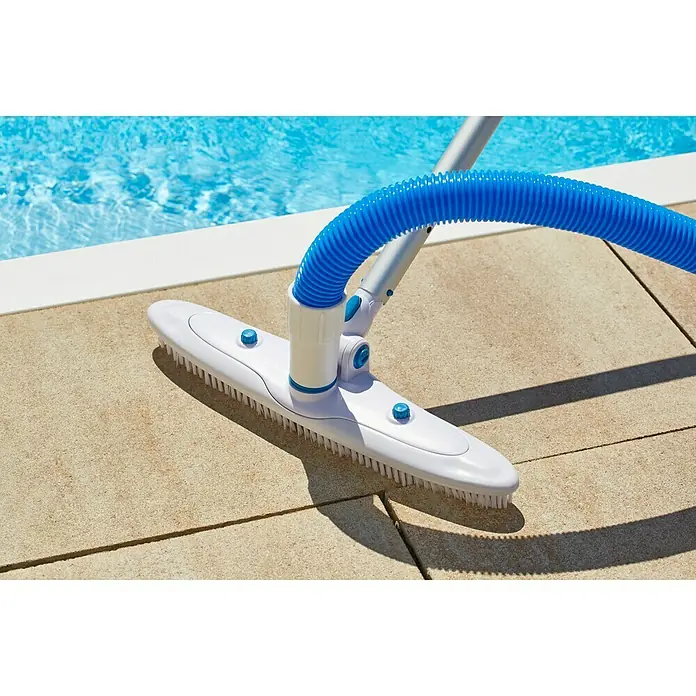 Malibu Poolsauger White - Manuell, Durchmesser Anschluss: 32 mm - Poolbürste mit blauen Details und einem blauen Schlauch zum Reinigen von Poolfliesen.