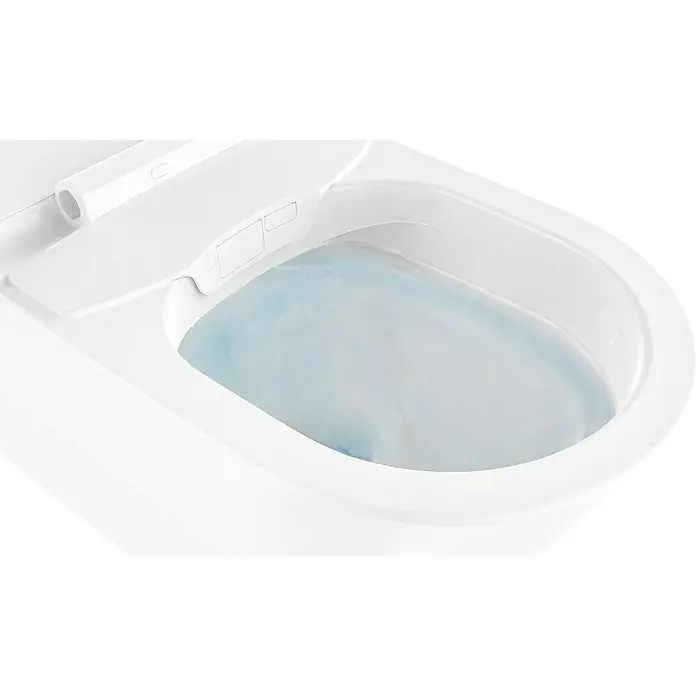 Camargue Wand-Dusch-WC-Set Moderno E-Clean - Spülrandlos, Mit schmutzabweisender Glasur, Spülform: Tief, WC Abgang: Waagerecht, Weiß - Nahaufnahme einer weißen Toilette mit blauem Wasser im Becken. Das moderne Design ist minimalistisch und sauber.