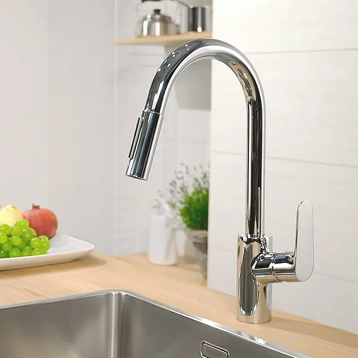 Hansgrohe Spültischarmatur Focus M41 - Chrom, Glänzend - Nahaufnahme einer modernen Chrom-Küchenarmatur mit Ausziehbrause, montiert auf einer hellen Holzspüle.
