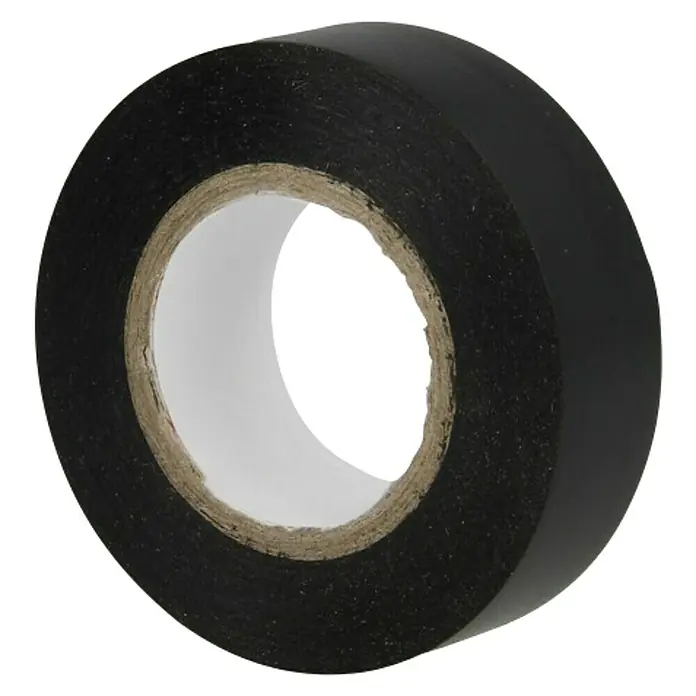 PVC-Isolierband - Schwarz, 10 m, 15 x 0,15 mm - Eine Rolle schwarzes Isolierband, das für elektrische Installationen und Reparaturen verwendet wird, auf schwarzem Hintergrund.