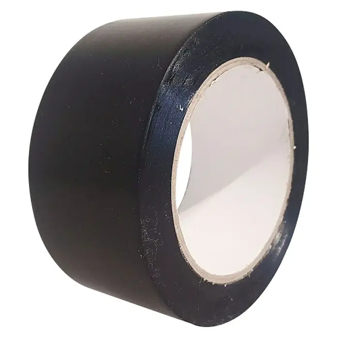 PVC-Isolierband - Schwarz, 10 m, 25 x 0,15 mm - Nahaufnahme einer Rolle schwarzem Panzertape mit einem weißen Pappkern, isoliert auf einem schwarzen Hintergrund.