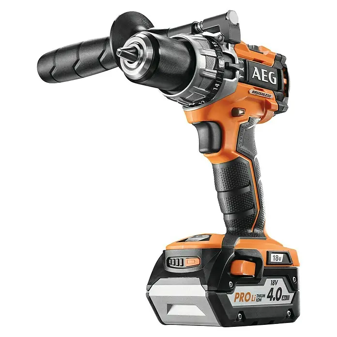 AEG Pro 18V Akku-Schlagbohrschrauber BSB18 C2 BL - 18 V, 1 Akku, 4 Ah, 65 Nm - AEG Akku-Bohrschrauber mit 18V Pro Lithium Akku. Das Werkzeug ist orange und schwarz und hat einen zusätzlichen Handgriff.