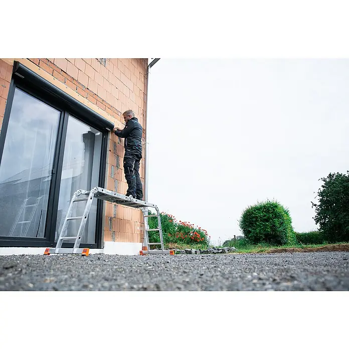 Krause Monto Mehrzweckleiter MulitMatic - Anzahl Tritte: 12 Stk., Arbeitshöhe: 4,4 m, Aluminium - Ein Mann steht auf einer Krause Treppe und montiert einen Rollladen. Die Leiter ist stabil und bietet eine sichere Arbeitsumgebung.