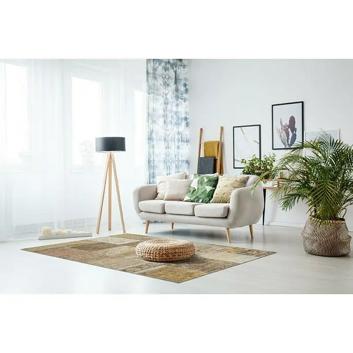 Kurzflorteppich Prima - Beige/Gelb, 150 x 80 cm, 100 % Polyester - Wohnzimmer mit einem beigen Sofa, einem Patchwork-Teppich und einer Stehlampe. Das Zimmer wirkt hell und freundlich.