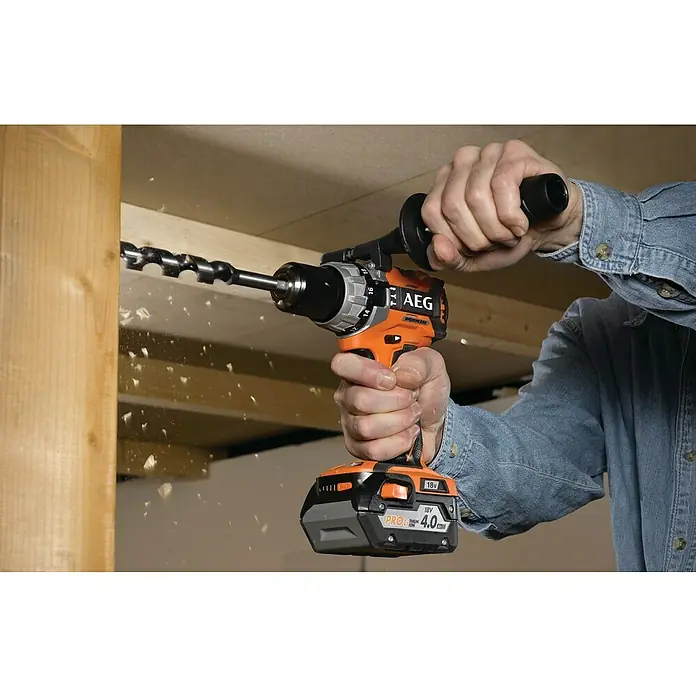 AEG Pro 18V Akku-Schlagbohrschrauber BSB18 C2 BL - 18 V, 1 Akku, 4 Ah, 65 Nm - AEG 18V Akku-Bohrmaschine im Einsatz beim Bohren in Holz. Die Bohrmaschine ist orange und schwarz.