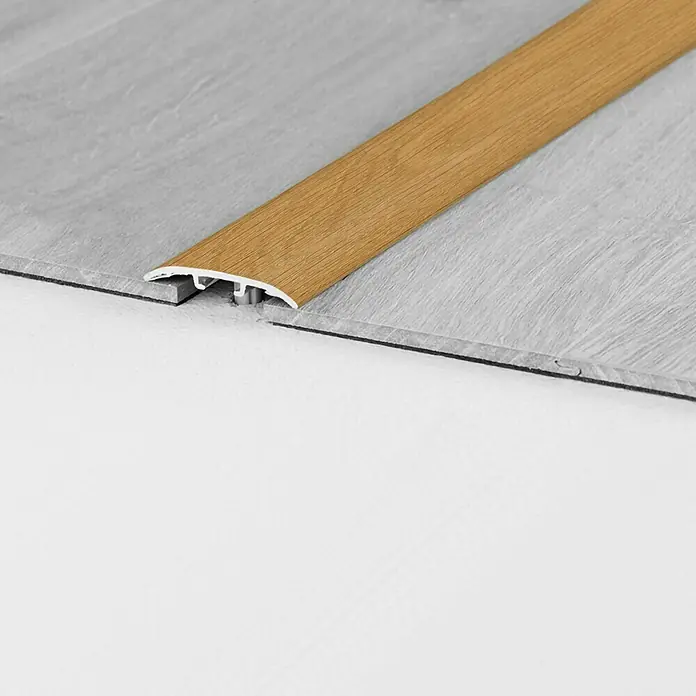 LOGOCLIC Universalprofil 3in1 Lucky Star - 0,9 m x 37 mm x 4,5 mm, Montageart: Schrauben - Nahaufnahme eines Bodenprofils aus Holz, das zwei verschiedene Bodenbeläge miteinander verbindet und für einen sauberen Übergang sorgt.