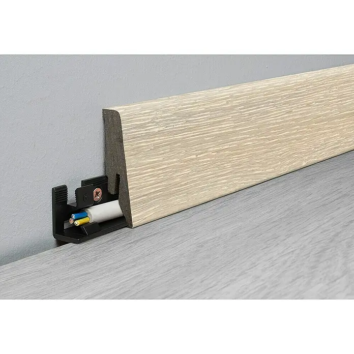 LOGOCLIC Aquaprotect Sockelleiste Edition K58 Glacier Oak - 260 cm x 18 mm x 58 mm, MDF/HDF - Eine Sockelleiste aus Holz mit Kabelkanal, ideal um Kabel ordentlich zu verstauen und gleichzeitig ein stilvolles Detail im Raum zu setzen.
