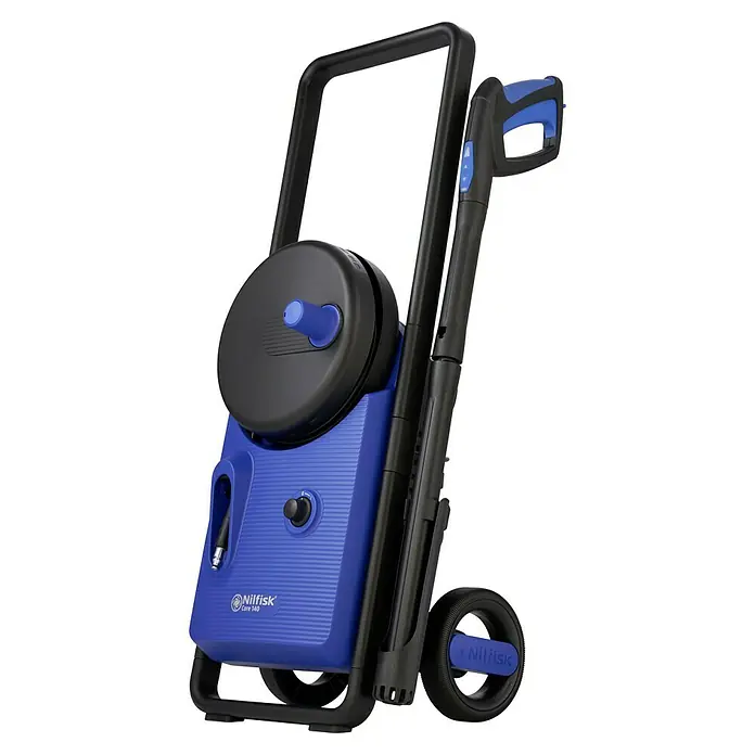 Nilfisk Hidrolimpiadora de alta presión CORE 140IH PCC - 140 bar, 1.800 W, Capacidad de bombeo: 474 l/h - Primer plano de una hidrolimpiadora Nilfisk Core 140 azul, que muestra su mango negro y ruedas para facilitar la movilidad.