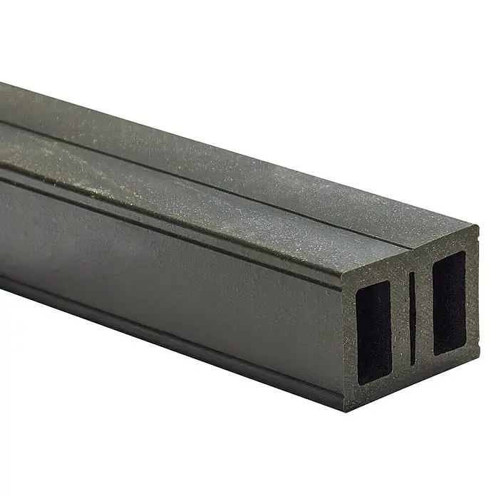 Kovalex WPC-Unterkonstruktion Universal - 300 x 5,5 x 4 cm, Schwarz - Nahaufnahme eines grauen Vierkantrohrs mit zwei rechteckigen Hohlräumen, ideal für Bauprojekte und Konstruktionen.