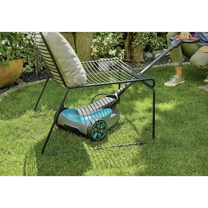 Gardena Power for All 18V Akku-Rasenmäher - 18 V, 1 Akku, 2,5 Ah, Schnittbreite: 22 cm - Rasenpflege leicht gemacht! Der Gardena Elektro-Vertikutierer EVC 1000 entfernt effizient Rasenfilz für einen gesunden, dichten Rasen.
