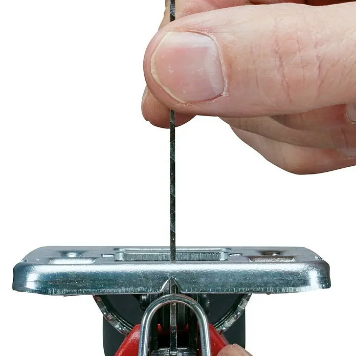 Einhell Elektro-Stichsäge TC-JS 60/1 - 1.000 /min - 3.000 /min, 60 mm - Nahaufnahme einer Stichsäge mit eingesetztem Sägeblatt und einer Hand, die es hält. Fokus liegt auf Präzision und Werkzeug.