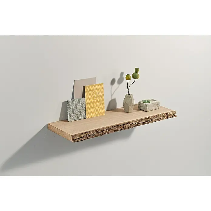 Dolle Wandboard - L x B x H: 60 x 20 x 2,5 cm, Holz - Nahaufnahme eines rustikalen Wandregals aus Holz mit dekorativen Elementen wie Vasen, Kerzenhalter und Karten.