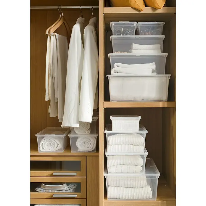 KIS Aufbewahrungsbox C-Box M+ - 34 x 40 x 17 cm, 18 l, Transparent - Einblick in einen Kleiderschrank mit ordentlich verstauten, durchsichtigen Aufbewahrungsboxen und aufgehängter weißer Kleidung.
