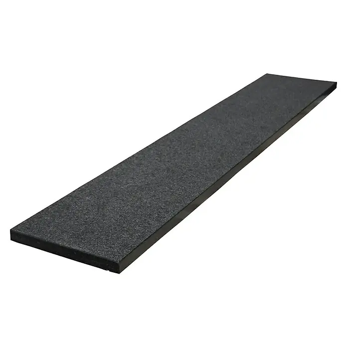 Fensterbank Assoluto Black softgebürstet - 113 x 20 x 2 cm, Schwarz, Naturstein - Ein rechteckiges, schwarzes Trittbrett mit einer leicht rauen Oberfläche, ideal für zusätzlichen Halt und Sicherheit.