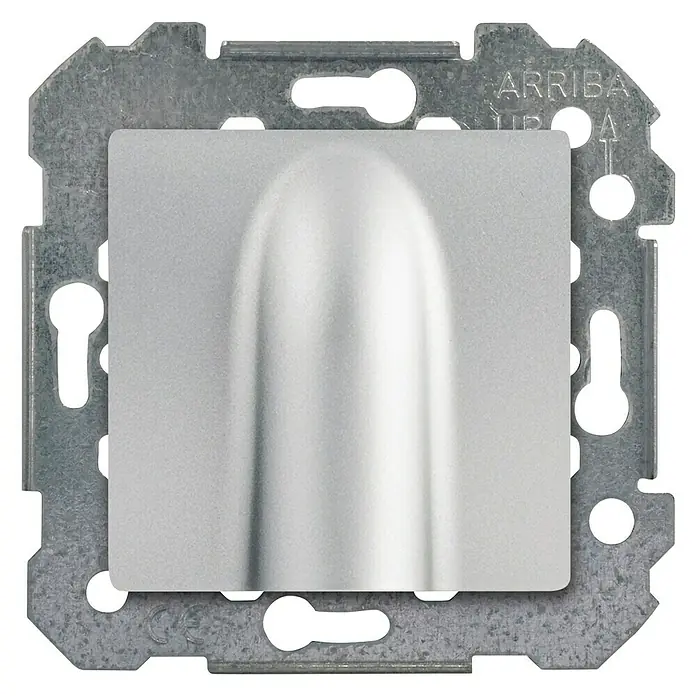BJC Viva Tapa para mecanismo sallida de cable - Plateado, Plástico, Instalación empotrada - Primer plano de un pasacables de datos plateado con marco de montaje. Ideal para cableado estructurado en espacios modernos.