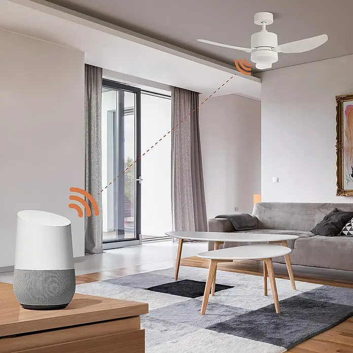 Arte confort Ventilador de techo Ellis IOT - Blanco, 108 cm, 15 W, Blanco cálido - Integración del hogar inteligente: Un altavoz inteligente controla un ventilador de techo en la sala de estar, combinando confort y tecnología modernos.