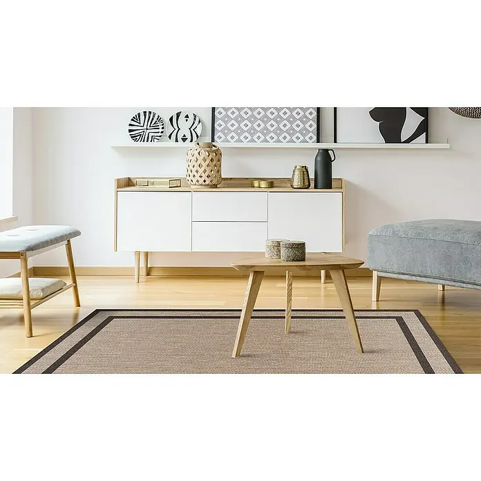 Alfombra de vinilo Marco - Oro, 180 x 120 cm - Una alfombra rectangular con un borde marrón se ve en el suelo de madera en una sala de estar luminosa.