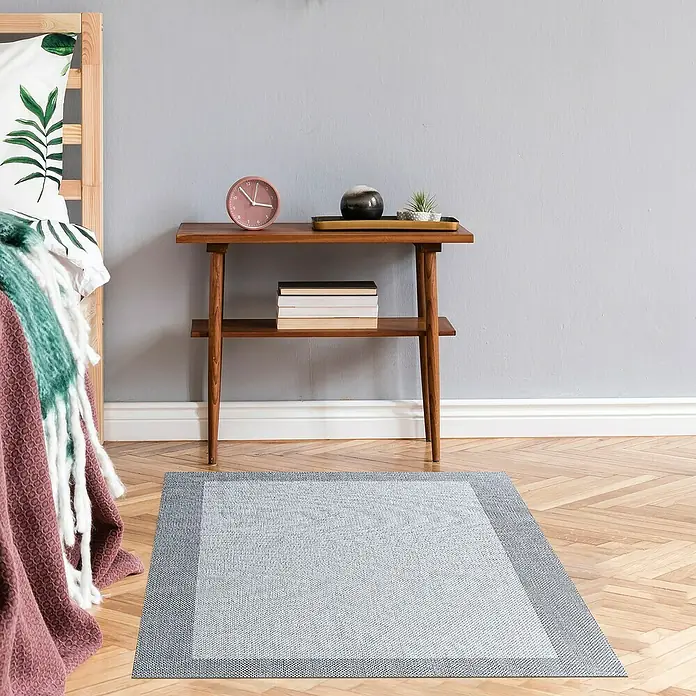 Alfombra de vinilo Living - Gris, 150 x 80 cm - La alfombra gris se encuentra en un suelo de madera clara frente a una mesa consola, creando un ambiente acogedor.