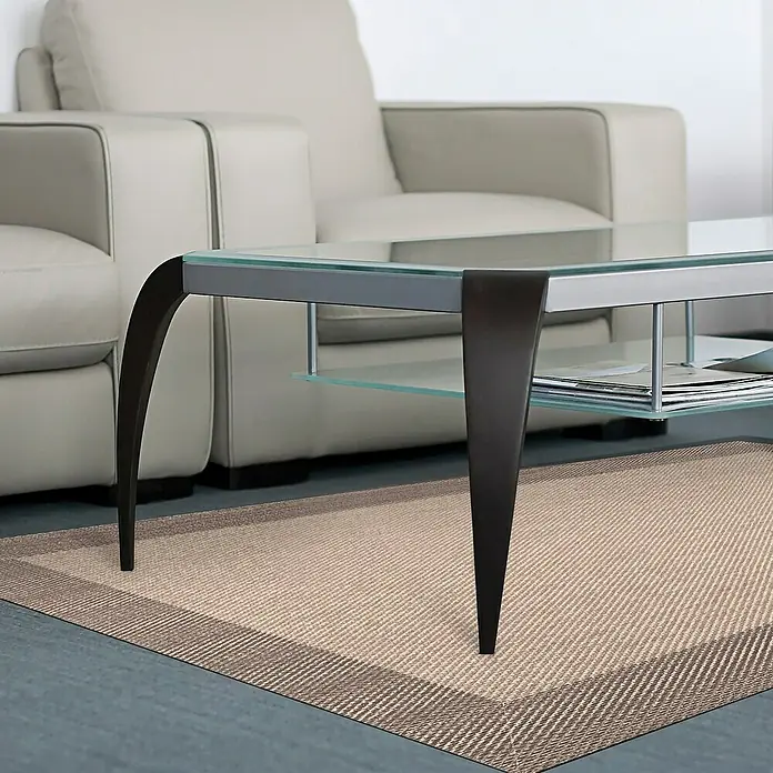 Alfombra de vinilo Living - Beige/Tostado, 200 x 60 cm - Salón moderno con una elegante mesa de centro con tapa de cristal y una elegante alfombra beige.