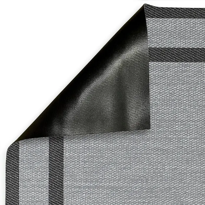 Alfombra de vinilo Marco - Plata, 230 x 160 cm - Detalle de una alfombra gris con rayas negras y una esquina enrollada que revela la parte inferior negra.
