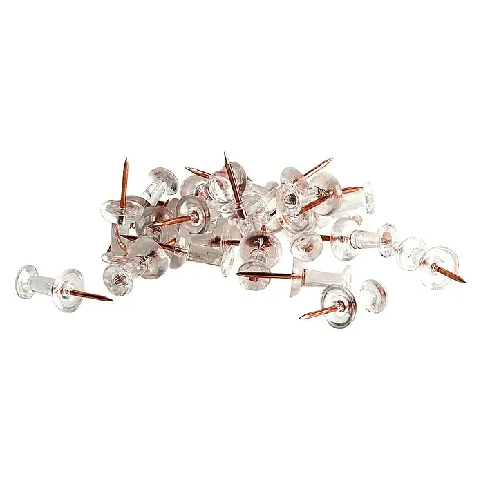 Pinnwandstift - Transparent/Rosegold, Gesamtstückzahl: 25 - Nahaufnahme von Reißnägeln mit transparenten Kunststoffköpfen und Kupferstiften, die auf einer schwarzen Oberfläche verstreut sind.