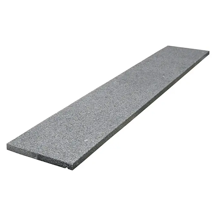 Fensterbank Impakt softgebürstet - 113 x 30 x 2 cm, Anthrazit, Naturstein - Ein einzelner, rechteckiger Schleifstein mit einer grauen, körnigen Textur vor einem schwarzen Hintergrund.