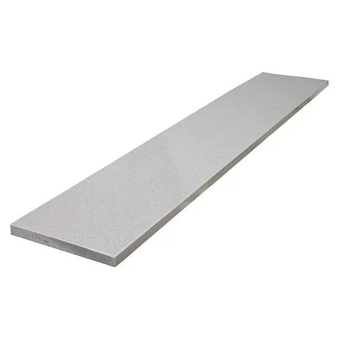 Fensterbank Silver Grey Micro - 240 x 40 x 2 cm, Hellgrau, Kunststein, Agglo-Marmor - Detailaufnahme einer hellgrauen, melierten Küchenarbeitsplatte auf schwarzem Hintergrund, ideal für moderne Küchendesigns.