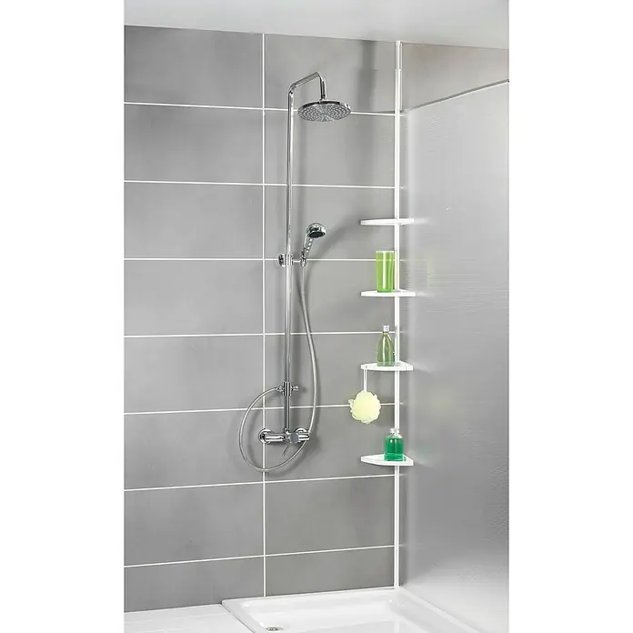 Wenko Teleskop-Eckregal Premium - Höhenverstellung: 70 cm - 260 cm, 3-stöckig, Edelstahl - Eine Badezimmeransicht mit einer Duscharmatur und einem Eckregal, das mit grünen Badartikeln und einem Badeschwamm bestückt ist.