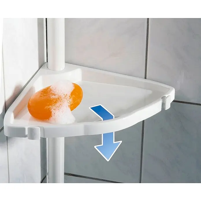Wenko Rinconera de ducha telescópica Easy - Ajuste de altura: 78 cm - 265 cm, 4 estantes, Blanco - Una pastilla de jabón naranja con espuma sobre una estantería de esquina triangular blanca unida a un poste blanco en una ducha de azulejos.