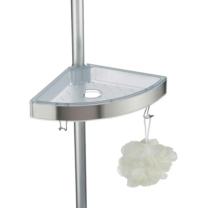 Wenko Teleskop-Eckregal Premium - Höhenverstellung: 70 cm - 260 cm, 3-stöckig, Edelstahl - Nahaufnahme eines Duschregals mit einer weißen Badeschicht an einem Haken. Ideal für die Organisation von Badutensilien.