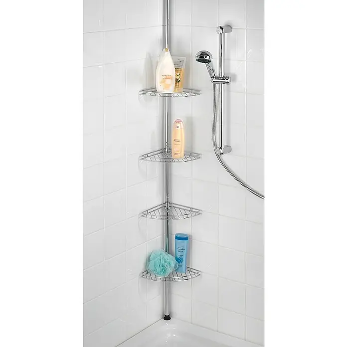 Wenko Rinconera de ducha telescópica Prea - Ajuste de altura: 56 cm - 275 cm, 4 Bandejas, Acero inoxidable - Estante esquinero cromado de cuatro niveles con gel de ducha, champú y una esponja de baño en un baño con azulejos blancos.