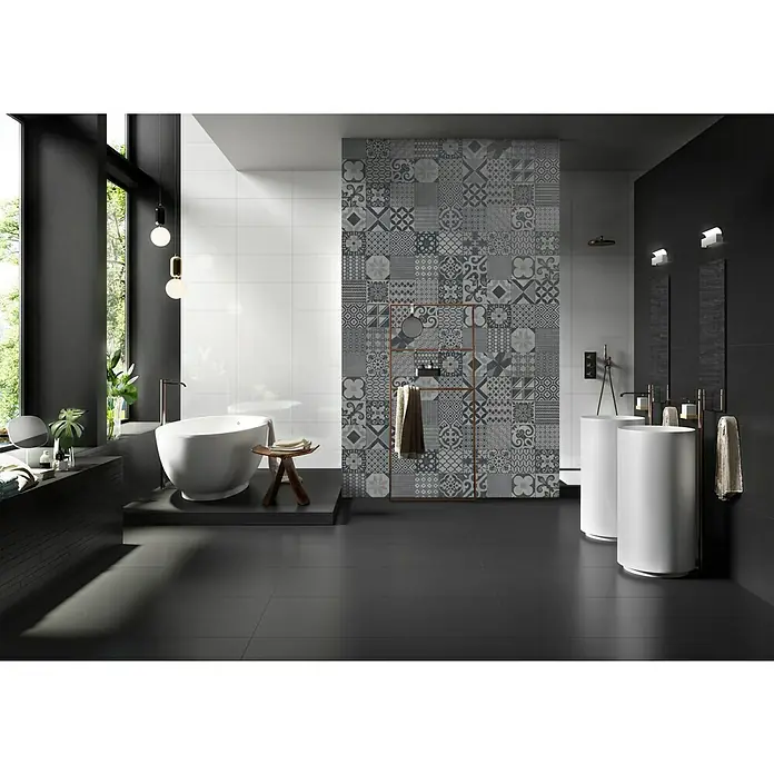 Ambiente by Palazzo Feinsteinzeugfliese - 30 x 60 cm, Schwarz, Matt - Das Badezimmer verfügt über eine freistehende Badewanne, zwei Waschbecken und gemusterte Fliesen, die einen modernen und stilvollen Look schaffen.