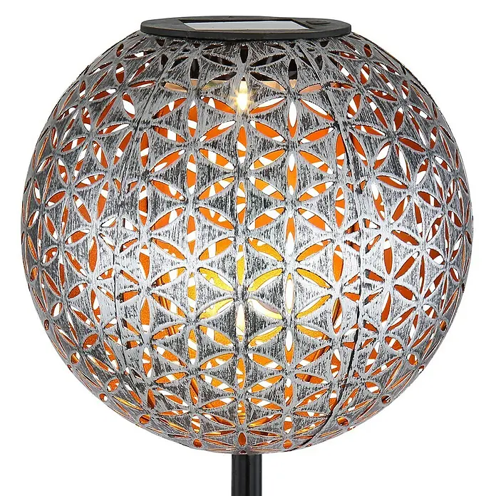 BAUHAUS Solar-Dekoleuchte Kugel - 0,06 W, Silber, IP44 - Nahaufnahme einer kugelförmigen Solarleuchte mit filigranem Blumendesign, die warmes Licht ausstrahlt und eine gemütliche Atmosphäre erzeugt.