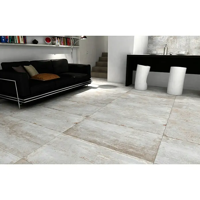 Feinsteinzeugfliese Flatiron - 60 x 120 cm, Weiß, Matt - Elegantes Wohnzimmer mit modernem Sofa, stilvoller Beleuchtung und einem Boden mit großformatigen Fliesen, die dem Raum ein besonderes Flair verleihen.